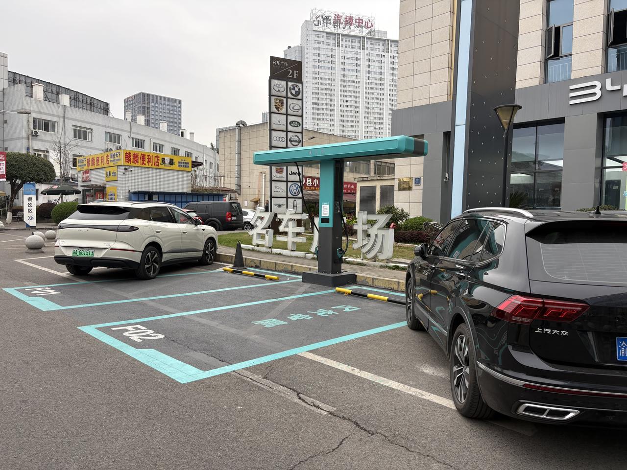 比亚迪刚发布闪充技术，今天就在旗下某4S店看到已经建好的闪充站了。这肯定是提前就