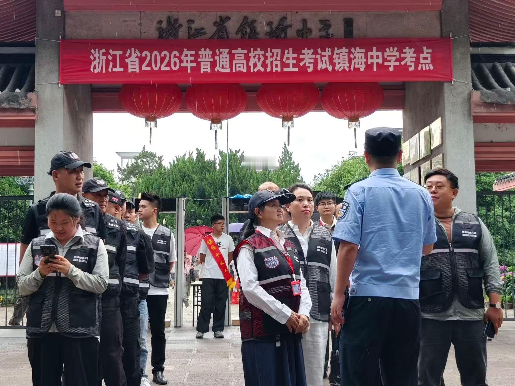 宁波镇海雄镇义警全力静音护航高考学子 6月8日下午，高考外语科目开考，听力考试对