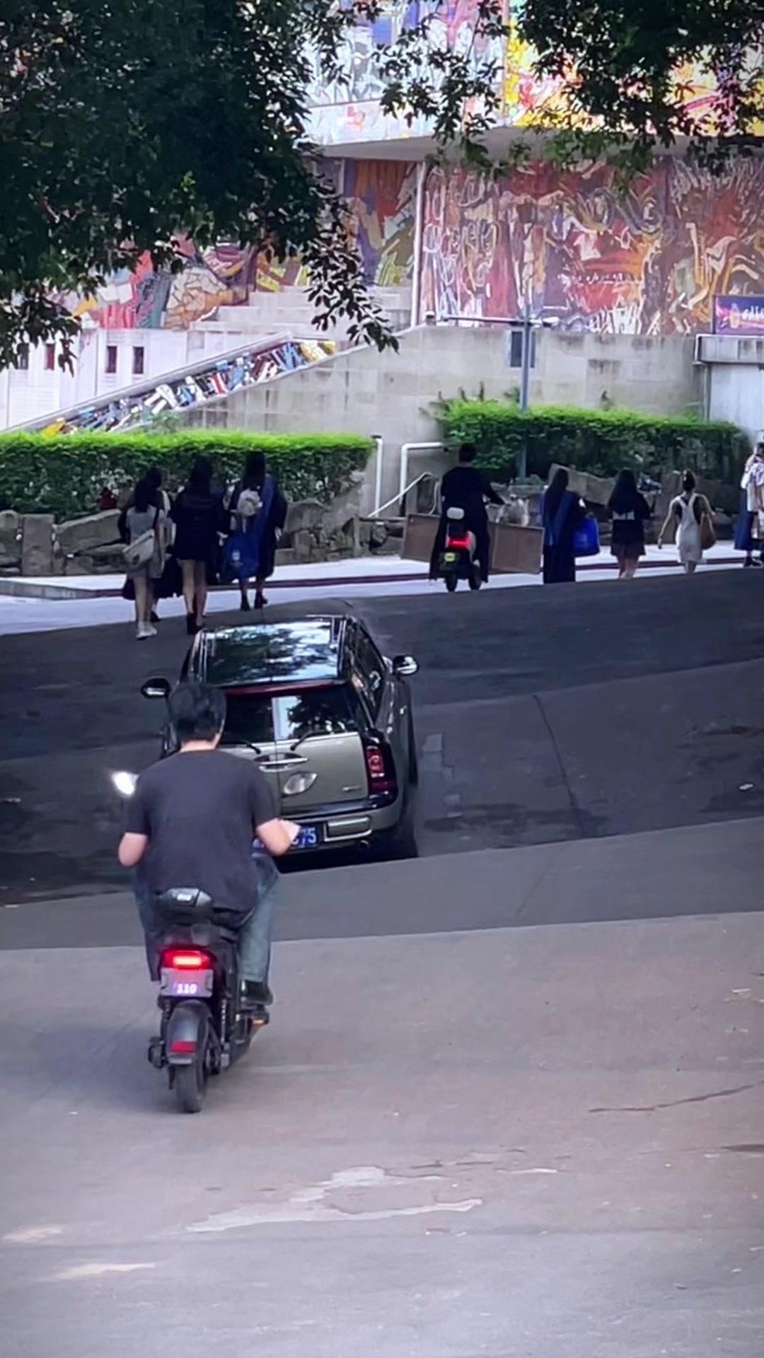 8D重庆：波浪公路超刺激！🌉在重庆开着车走波浪公路，简直像坐过山车！路面一波三