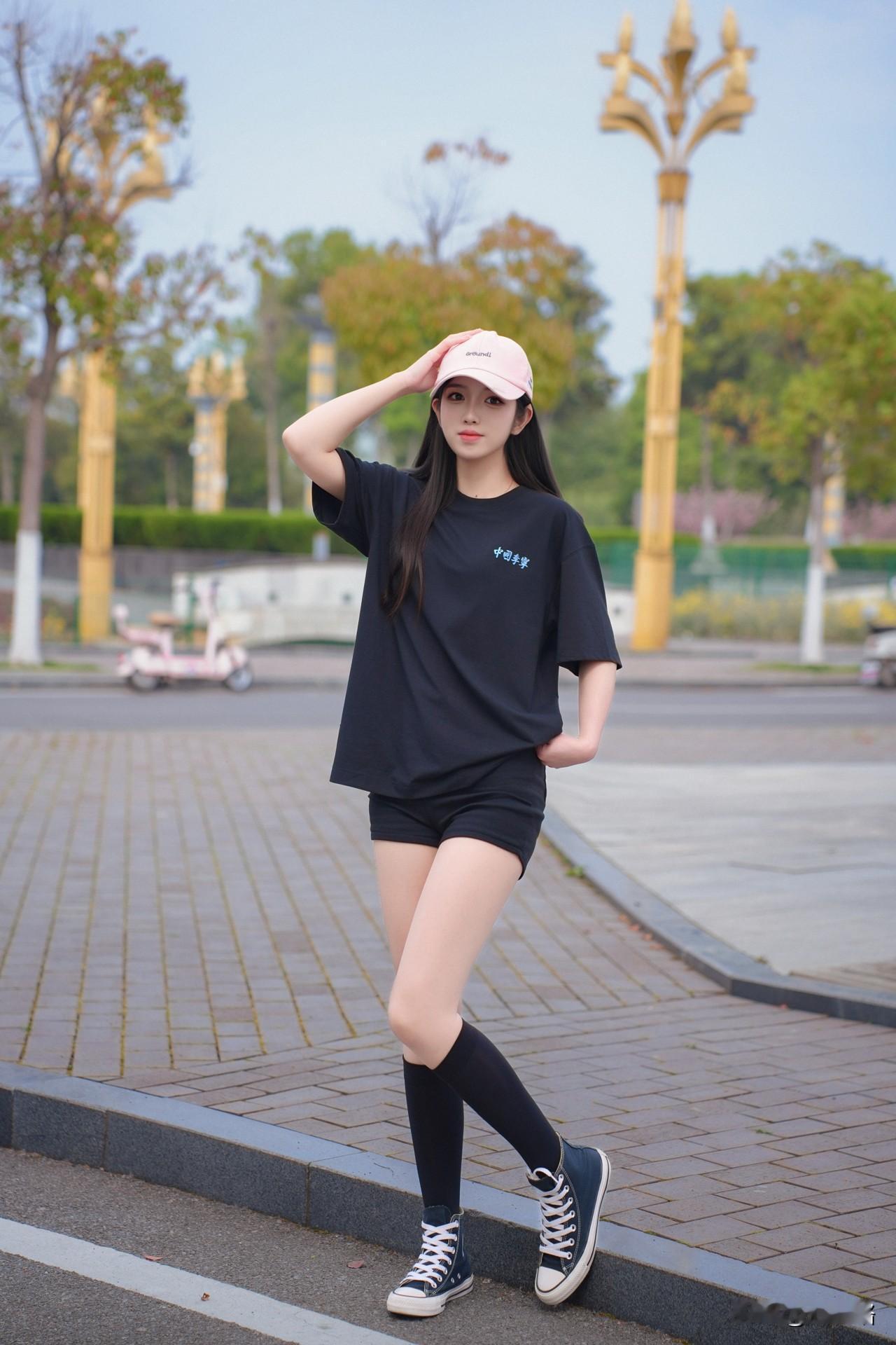 这件黑色“中国李宁”T太绝了！宽松版型藏肉又慵懒，胸前小蓝标简约又有设计感，软乎