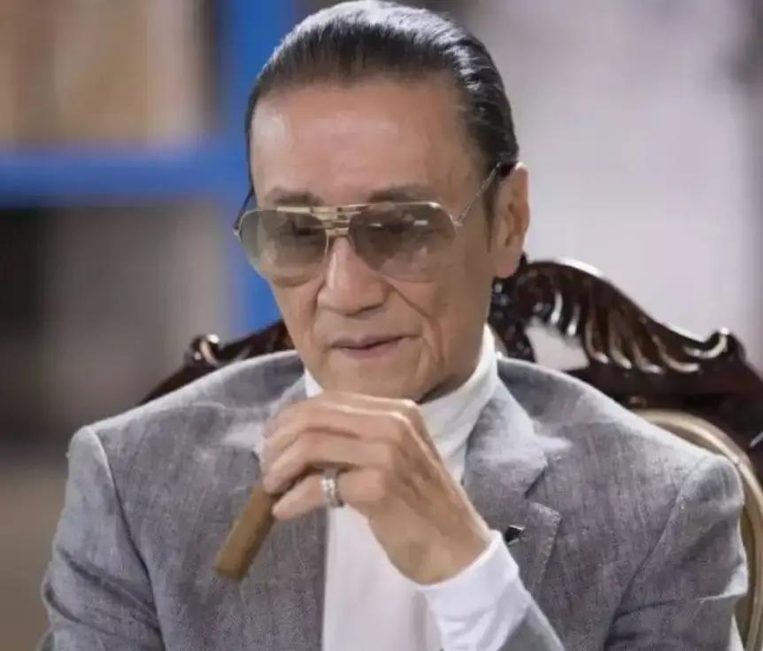 周星驰当年拿着百万片酬去请谢贤演《少林足球》，老爷子一句“不拍”就给打发了。
几