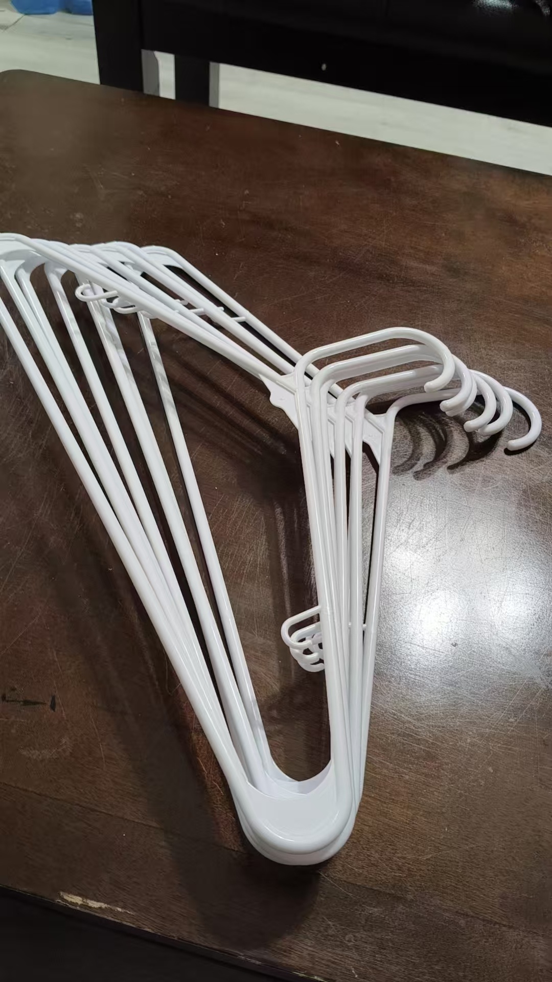 老夏在美国买了一把衣架，美国制造，1.25美元，似乎价格也不贵。 老夏在美国