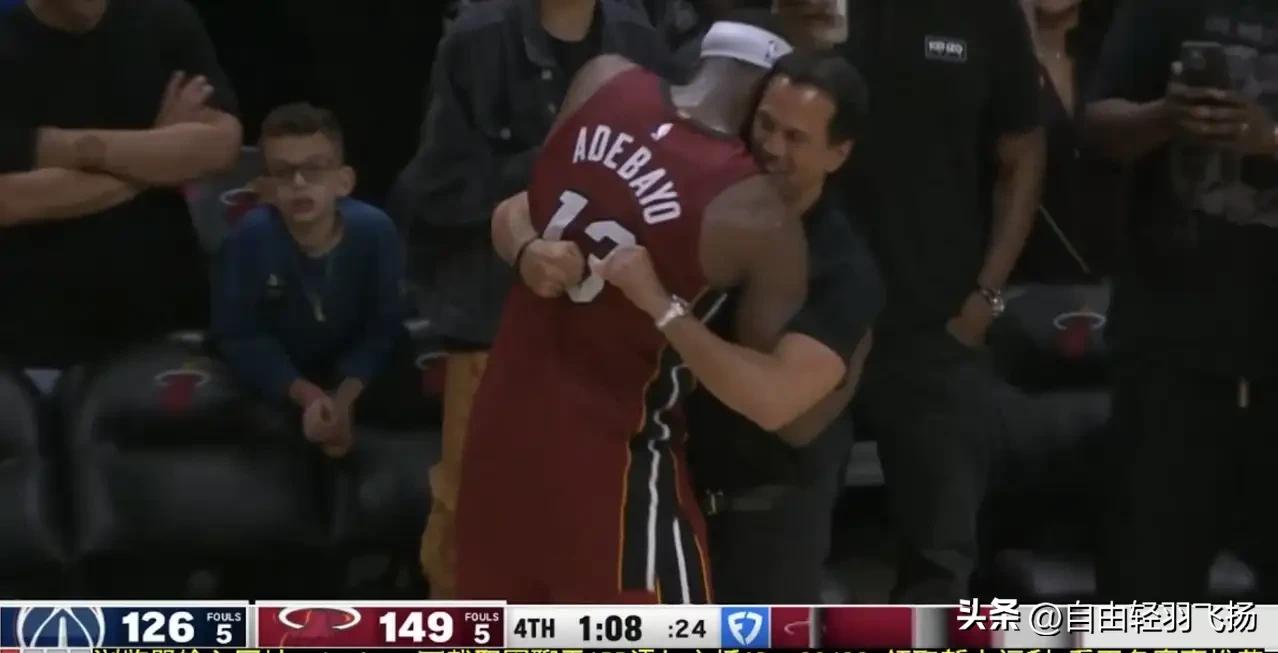 第四节还剩1分08秒，阿德巴约轰下83分后，被斯波换下场，他走回板凳席时，斯波给