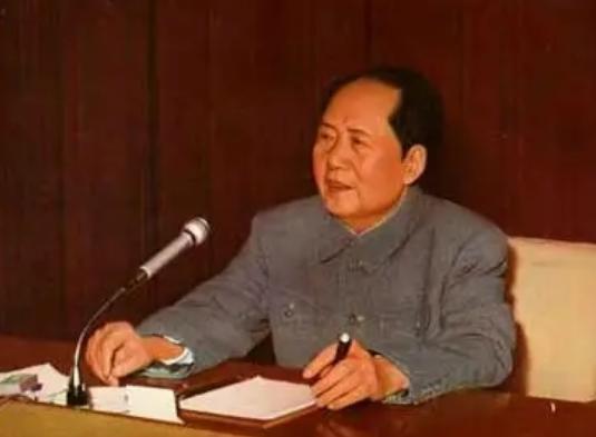 “中国有几个台湾？”1952年中南海，毛主席向贺龙，邓小平发问，而贺龙刚要回答，