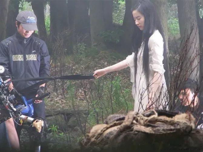 刘亦菲演聂小倩那会儿好瘦呀，感觉是她最瘦的时候了。那时候的她身形纤细，看着真让人