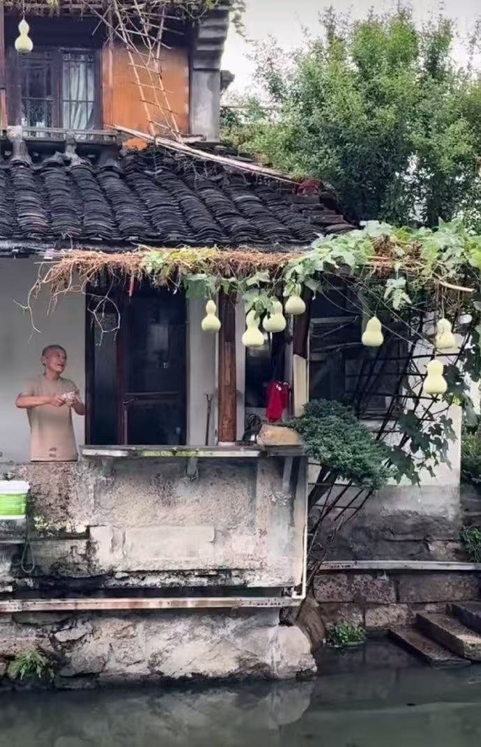 现实版的葫芦娃爷爷 游客喊一声“爷爷”，陈爷爷五分钟内准出来营业，高峰时一天上百