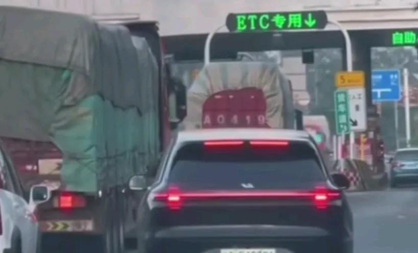 今天下班开车回家，经过一个十字路口，因为回家的路是直行，此时直行道上已经有一辆直