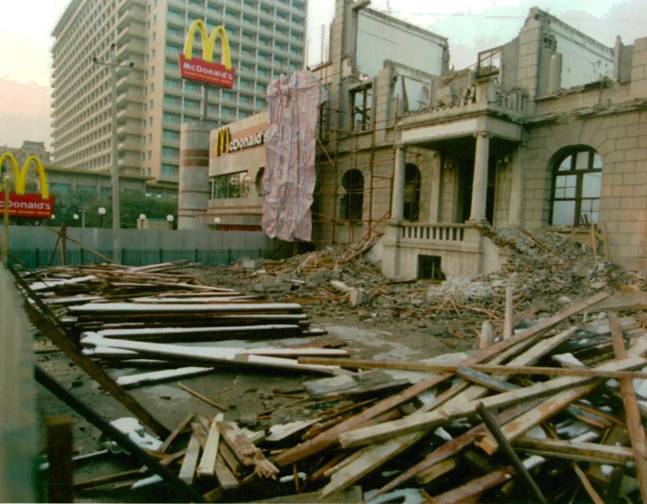 1994年在北京吃麦当劳的都是什么人？看看他们手里拿的包，身上穿的衣服，里边穿的
