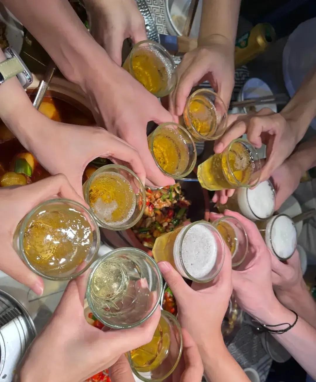 发现了吗，同学聚会往往遵循着这样的规律！

同学聚会总是呈现出各式各样的特点，女