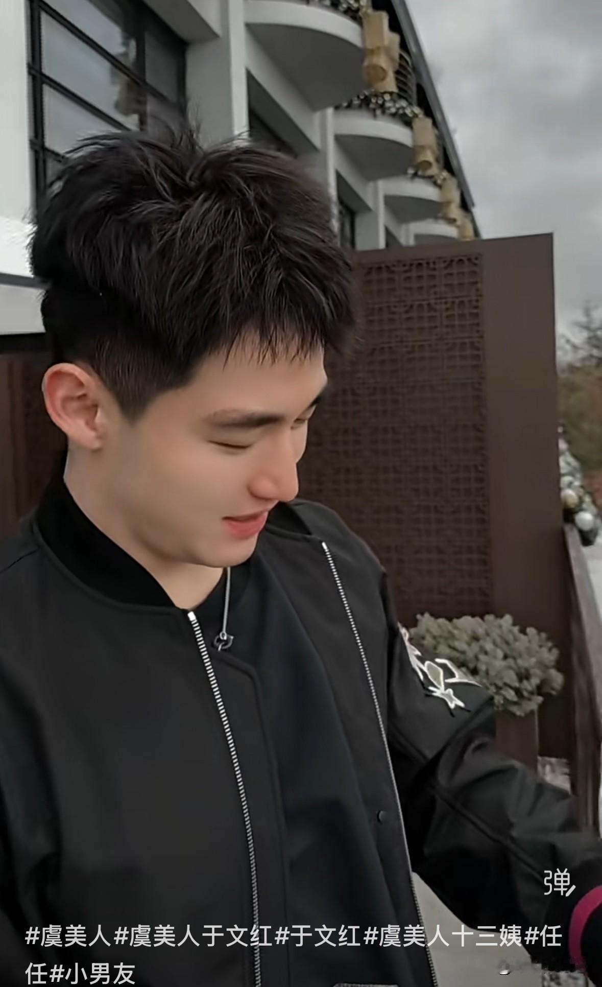 于文红开玩笑说“老五要收拾你了”，任任回答“他就是跳梁小丑”，估计于文红听了也不