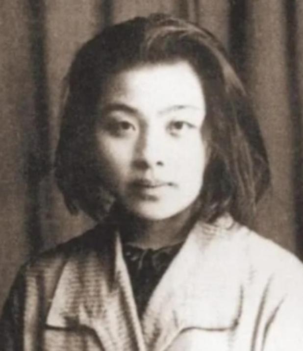 1928年，才女丁玲同时爱上了两个男人，并提出了三人同居，不可思议的是，她的想法