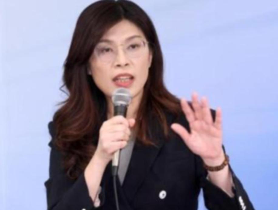 郑丽文现在估计肠子都悔青了。她后悔的不是向日本灾区伸了援手，也不是以个人名义捐了