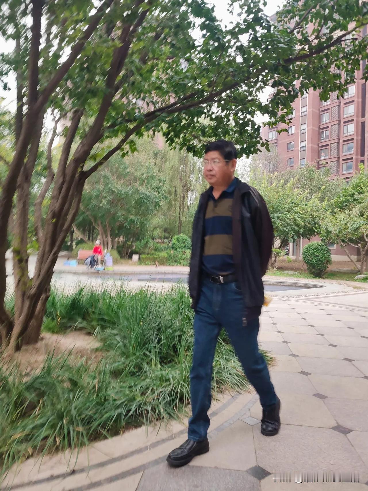 我家这个御用摄影师傅，真是拿他没办法
身材挺好，长相也过得去，就是不爱照相

这