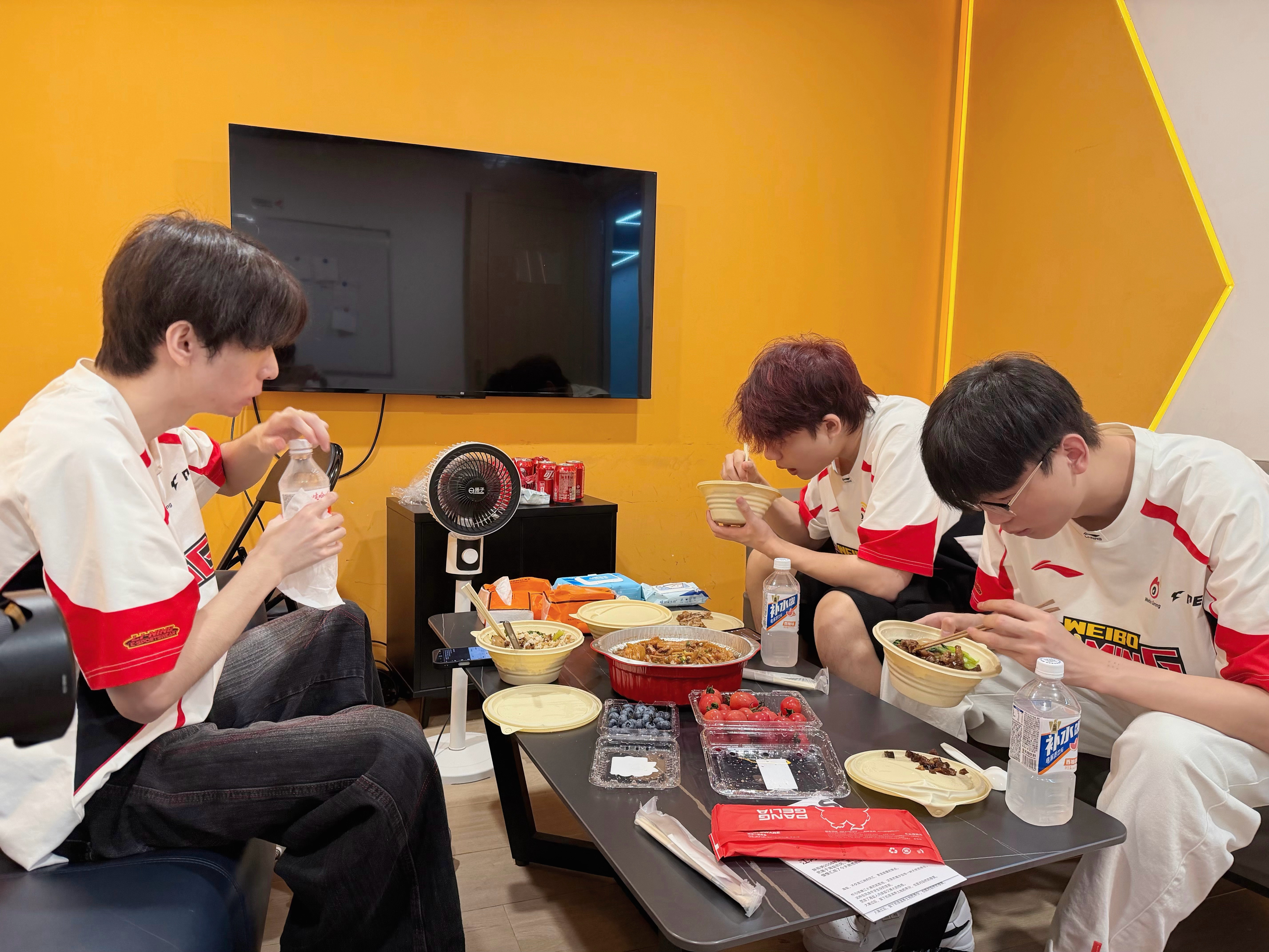 小w食堂⚡行不止步 枪鸣四海 开饭啦！吃肉吃肉微博俱乐部WBG和平精英战队