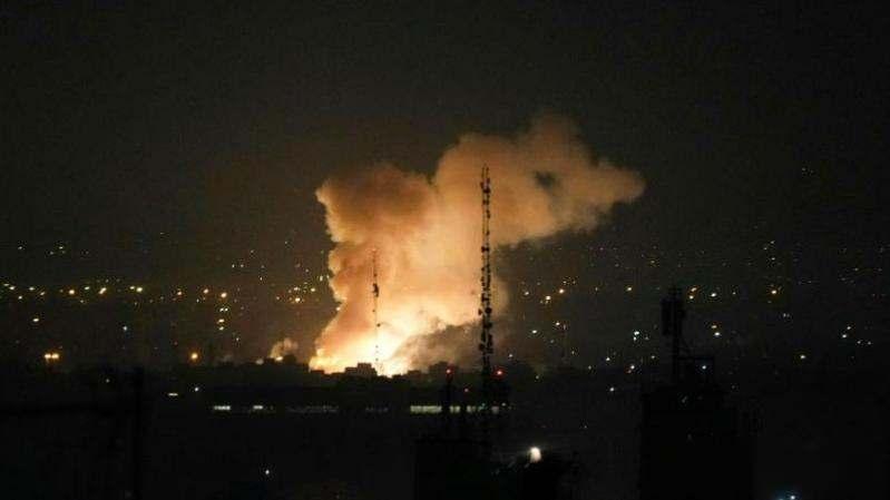 工业区黑烟还没散，政府说没事，民众却领到了防辐射面罩

凌晨时分，导弹击中工厂，