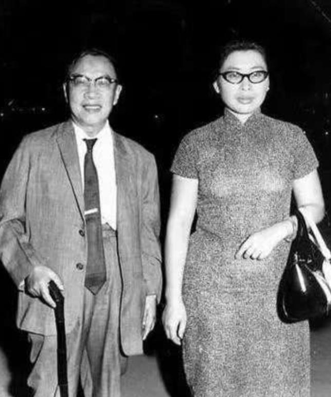 1956年，国学大师钱穆，61岁时三婚迎娶胡美琦。新婚夜，他盯着如花似玉的娇妻，