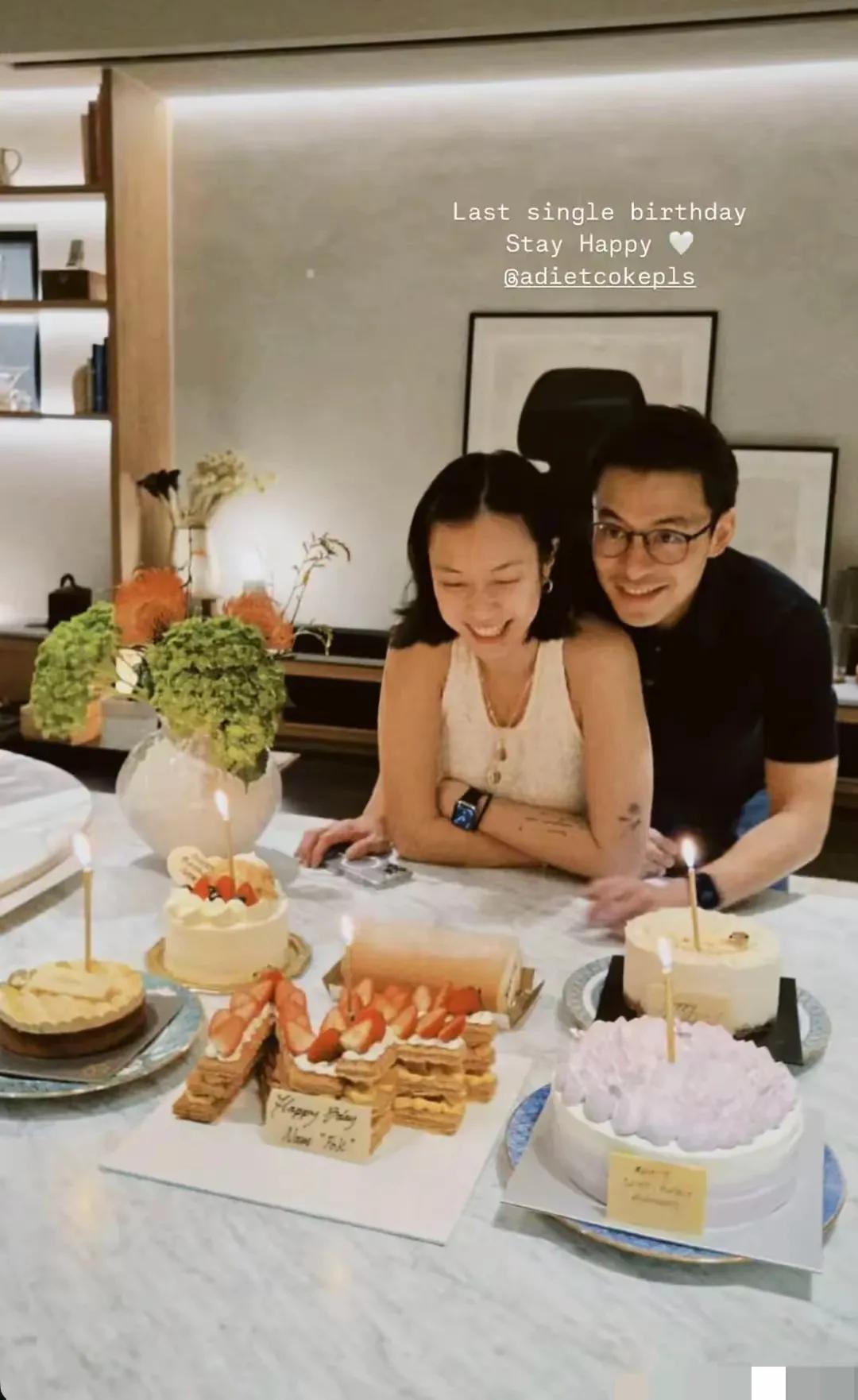 霍家三少霍启仁晒合照为未婚妻庆生
霍启仁从后面环抱着未婚妻，两个人都开心大笑，恋