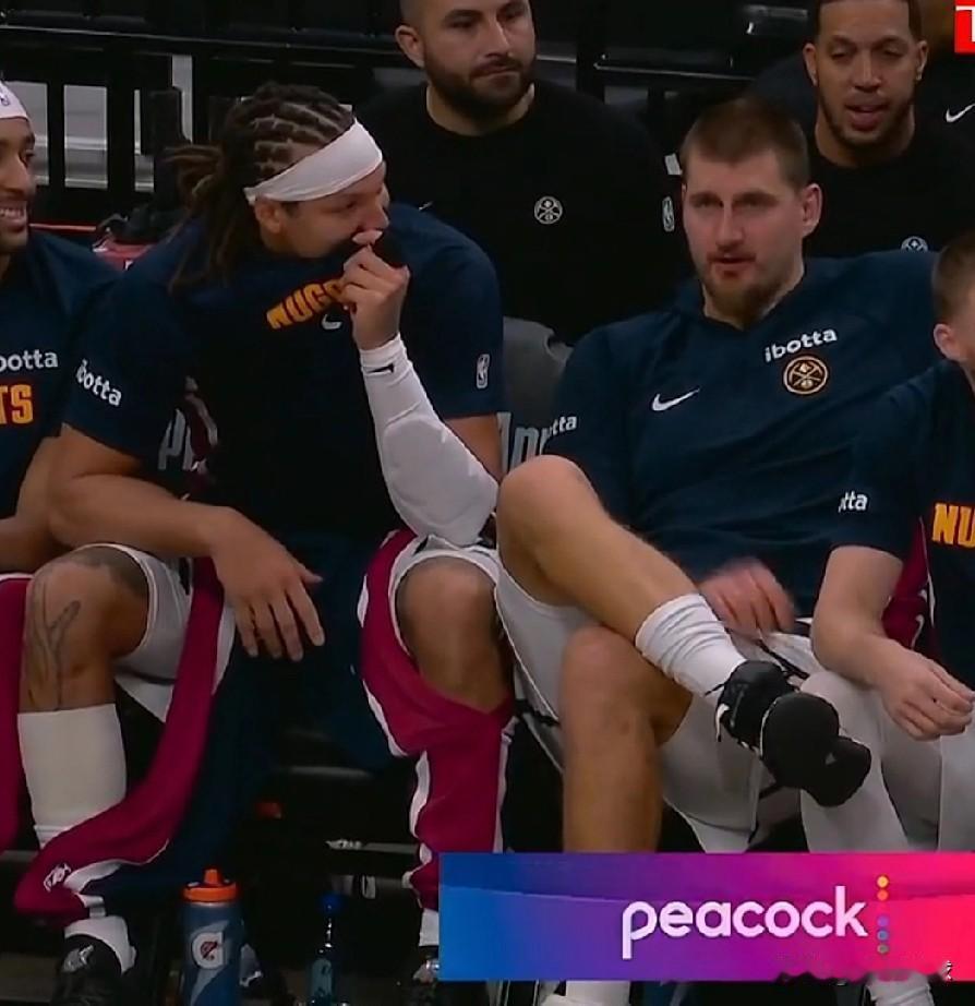 约基奇真惬意啊！

今天掘金队对阵国王队的比赛，关键的第四节，约基奇、戈登、约翰