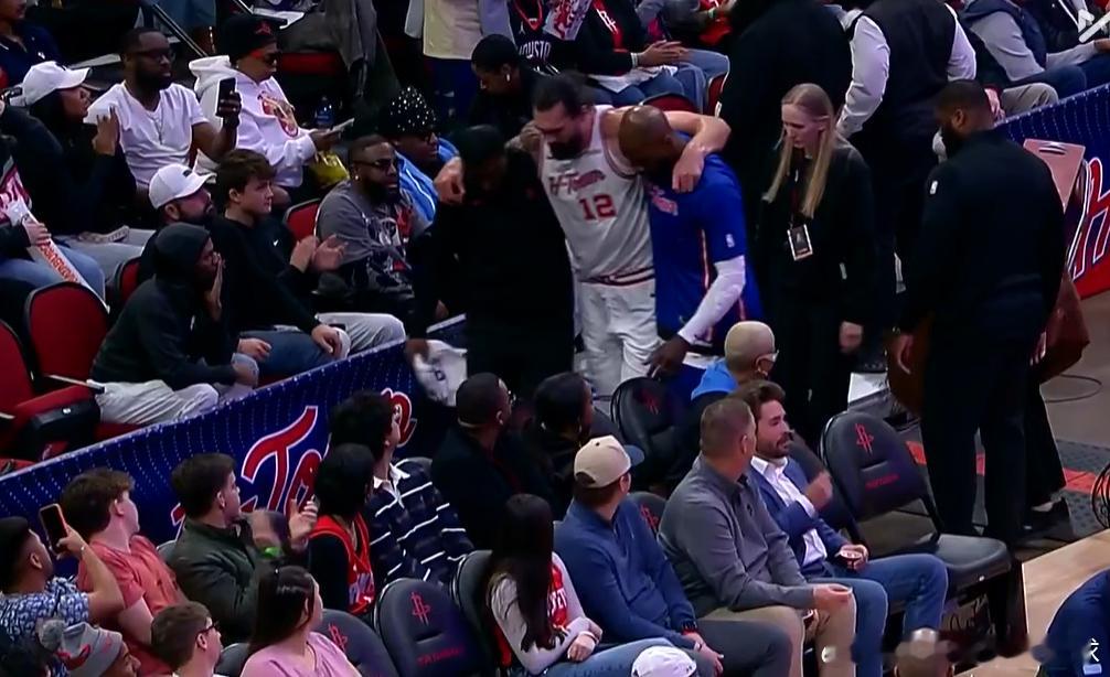 伤病滚粗亚当斯防守锡安时，落地膝盖不慎受伤，需要别人搀扶回更衣室！！！鹈鹕vs火