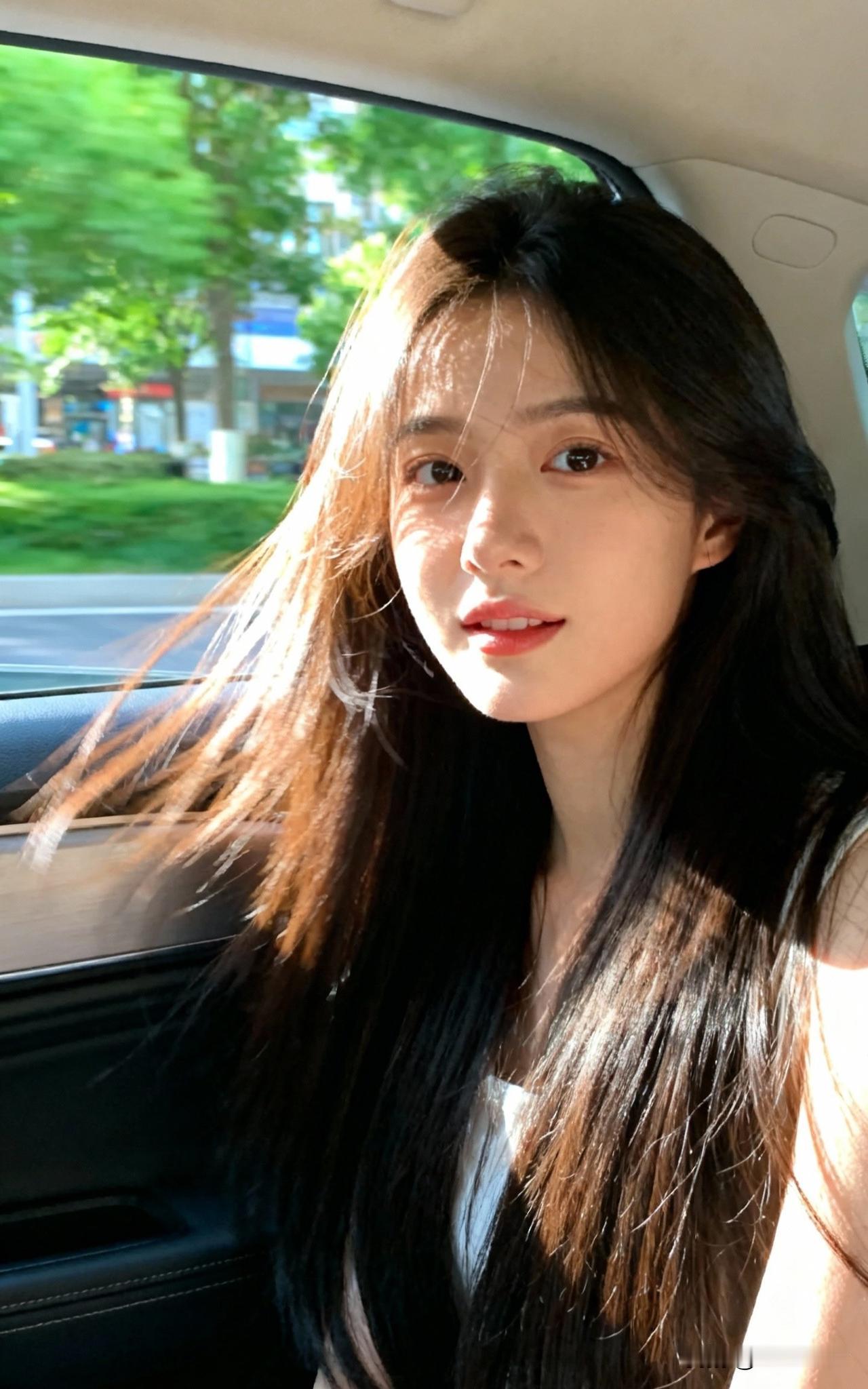阳光洒进车窗，少女温柔侧颜，城市风景如画。