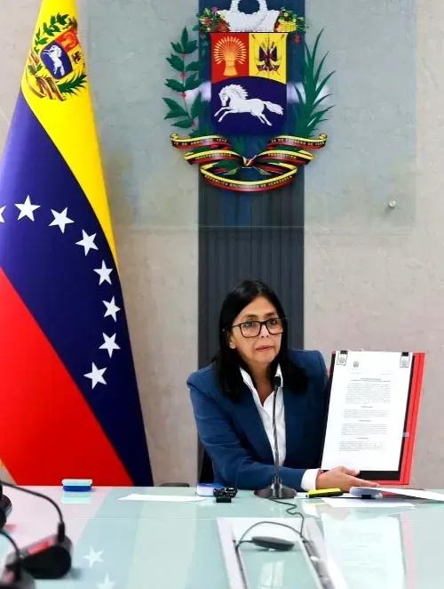 这局棋下的，真是绝了。
亲哥跑去跟美国人密谈，谈的条件是：把我妹扶上台，我老板马