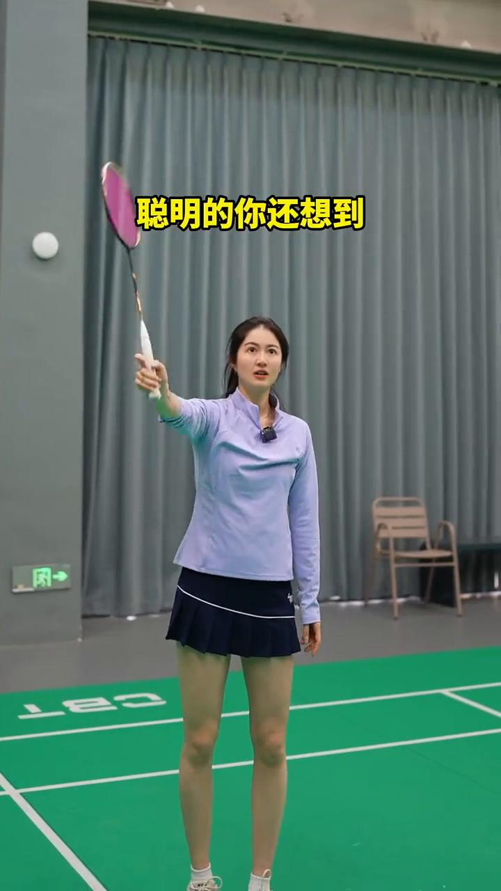 鞭打发力。
这是一个错误的击球。为了方便击打到球，你选择了拍面朝向前后，但是这样