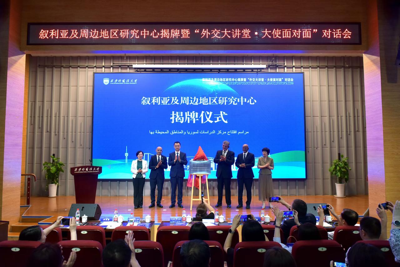 携夫人来西安外国语大学出席活动。感谢信任，接受重托，责任重大，合力做好做强这个智