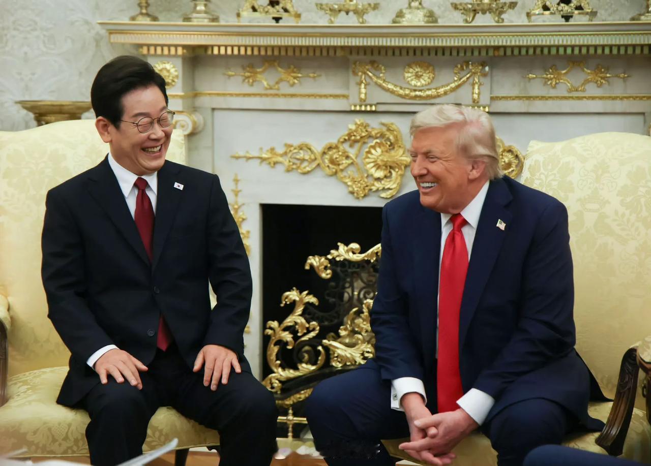 这是韩国媒体自己拍的他们的总统和大统领，说句实话，真心不好看。两个人笑的极不自然