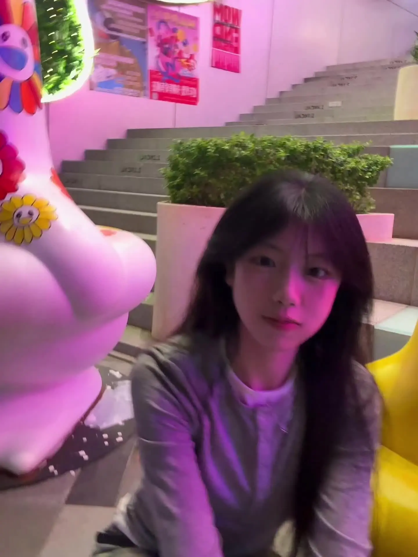 即使我不开心 但见到你我还是会笑