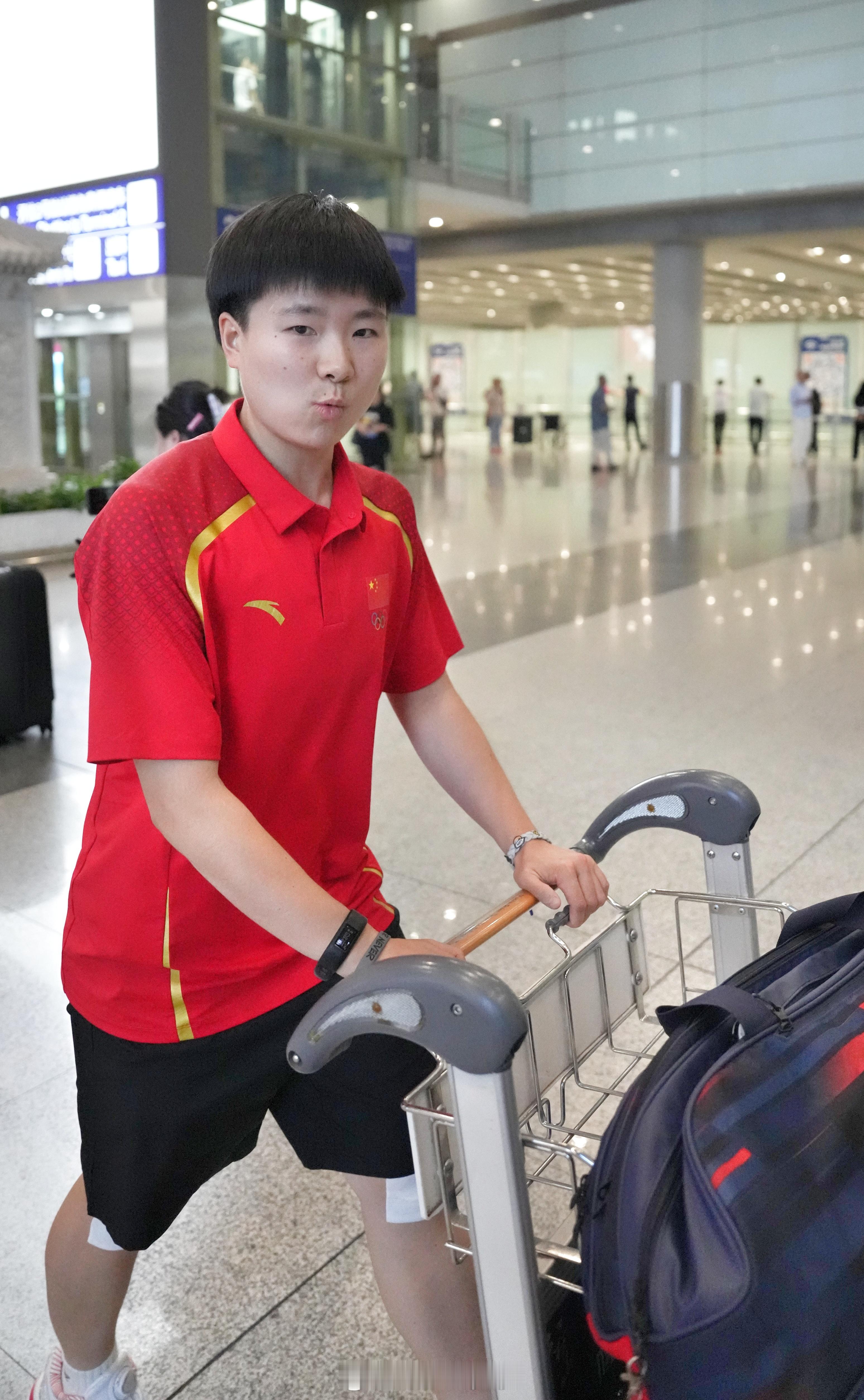 出发时的何冰娇[威武][打call][彩虹屁]#巴黎奥运会# ​​​