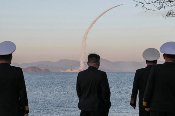 朝鲜官方媒体刚刚对外披露消息!

朝鲜领导人金正恩于刚刚过去的周日在西海岸一艘新