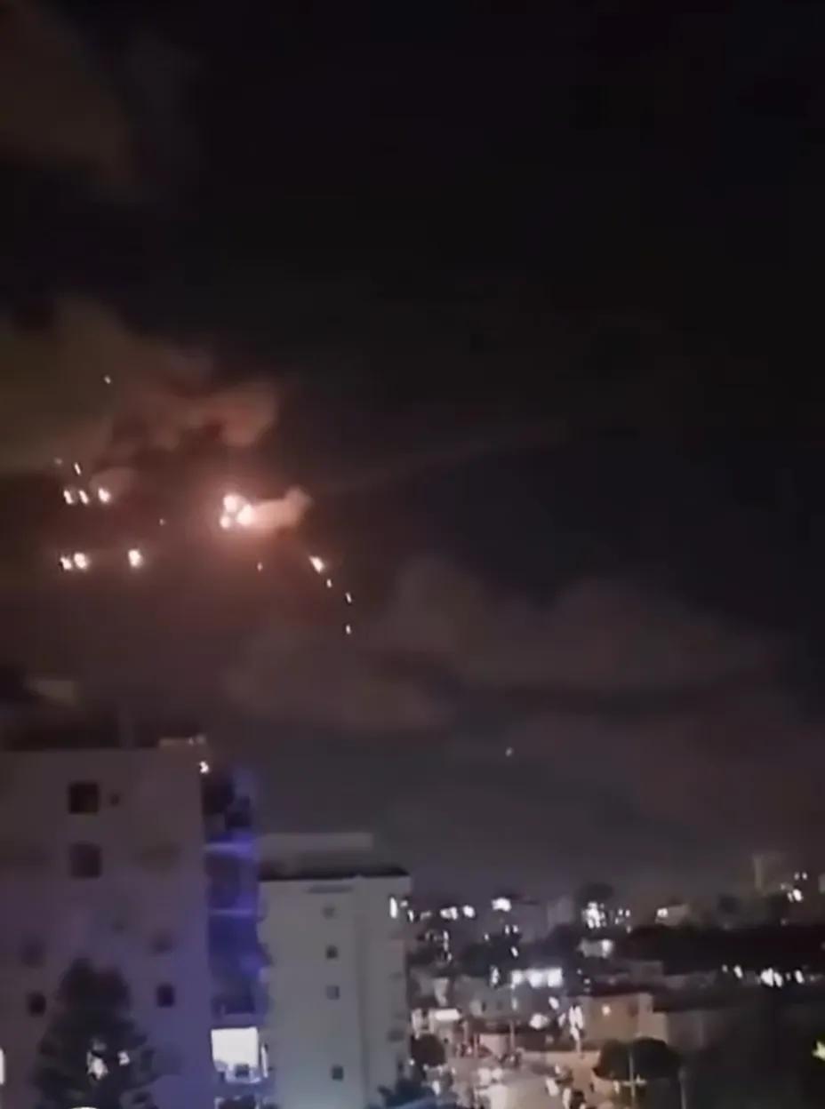 昨晚以色列特拉维夫上空的“流星雨”，很壮观。最近以色列的反导拦截急剧减少，显然是