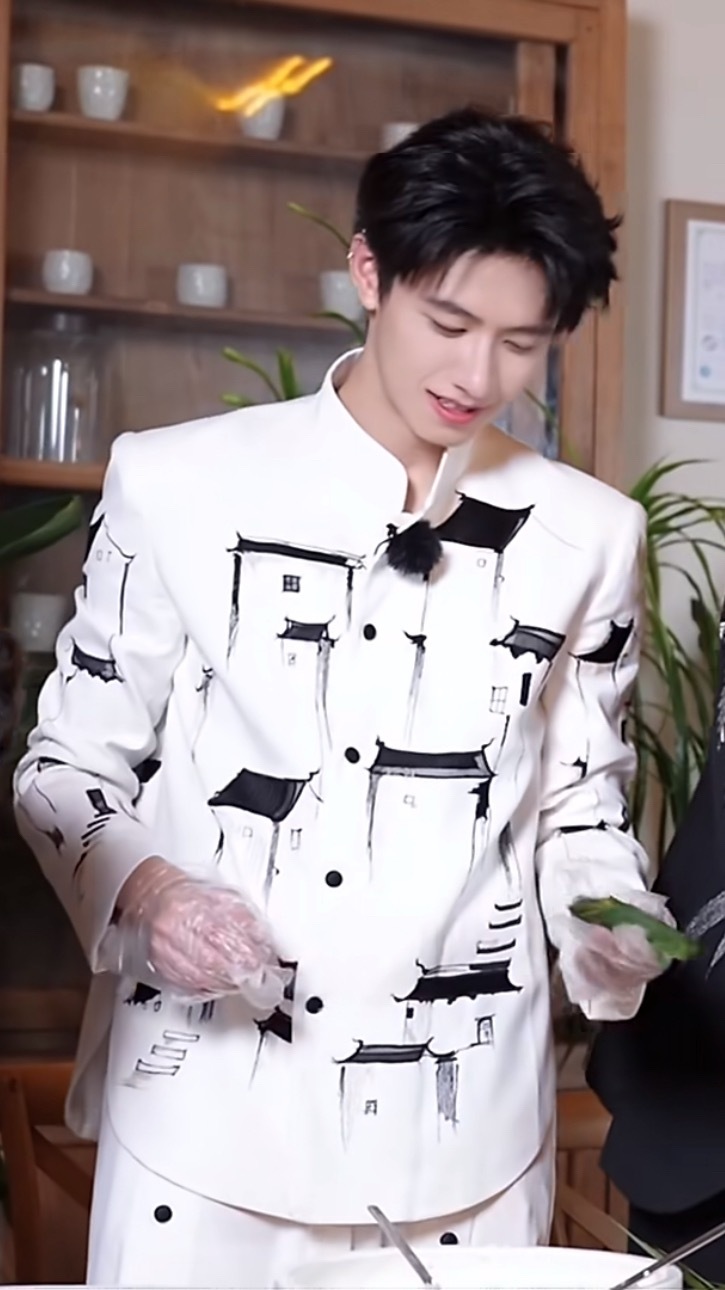 这套衣服也太正了吧 好帅