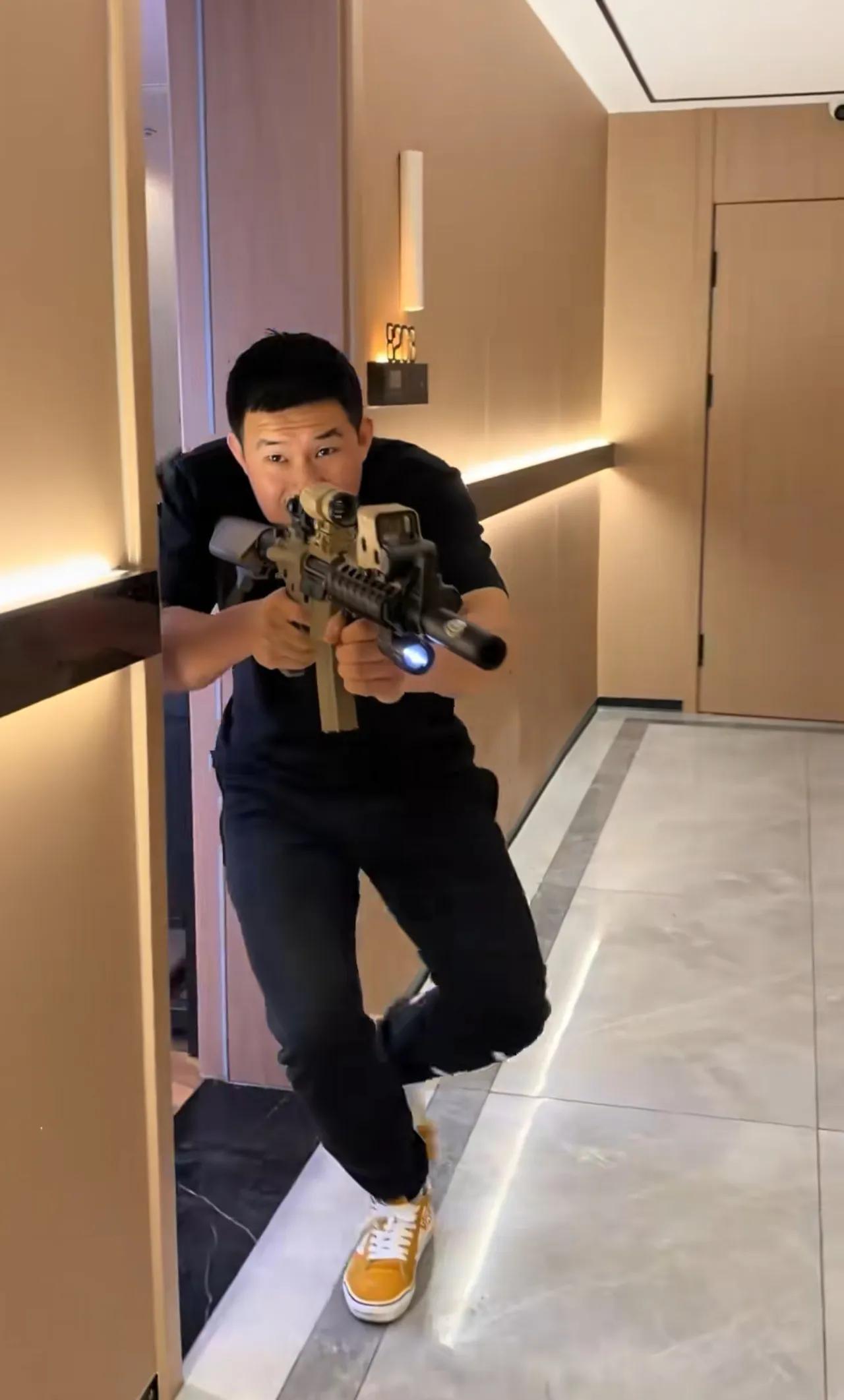 谢孟伟如今怎么看着这么猥琐啊，要知道他曾经可是小兵张嘎的扮演者，那可是英雄级别的