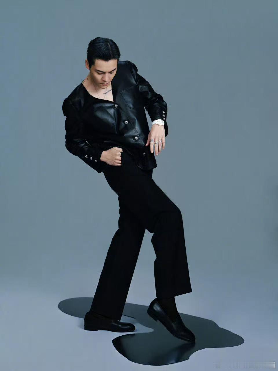 谁给陈伟霆搞的发型陈伟霆熟男感 每一根发丝都恰到好处，又苏又欲气场全开，完美展现