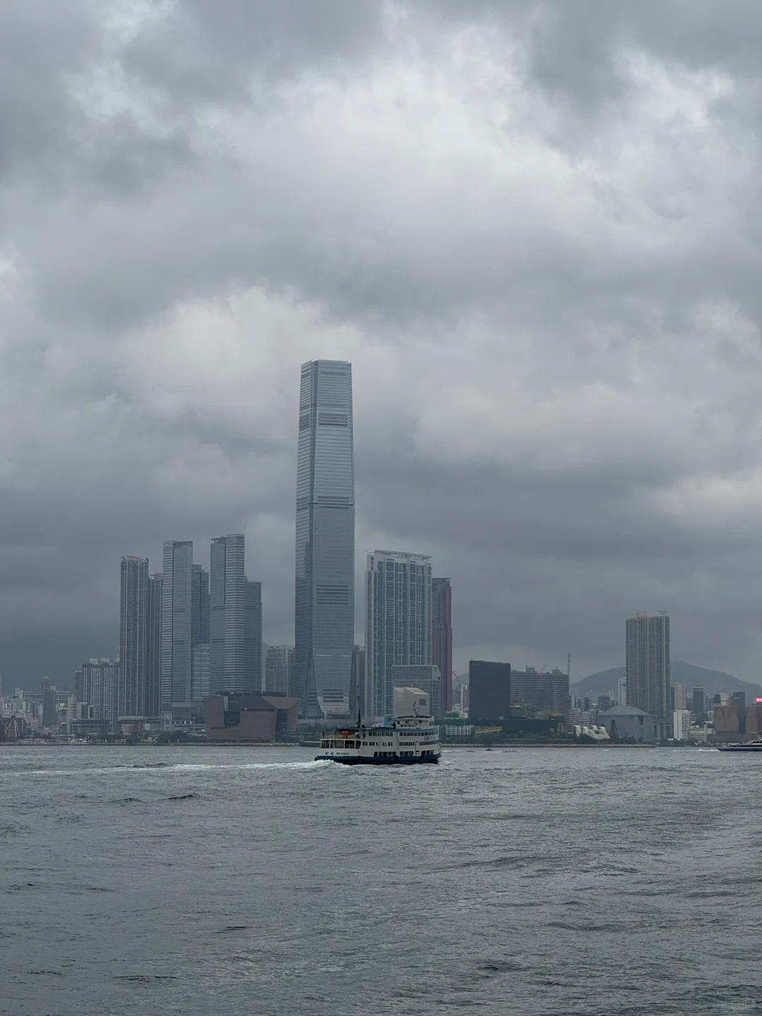 阴雨的维港，灰色的海