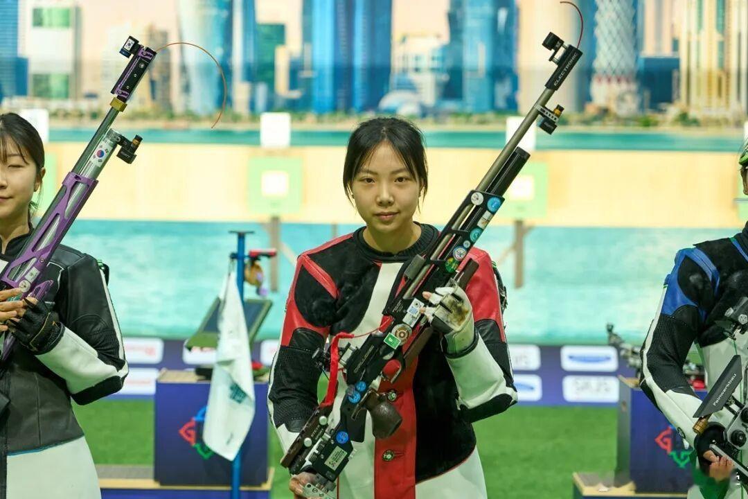 射击世界杯总决赛在卡塔尔多哈开赛，王子菲摘得女子10米气步枪金牌，胡凯夺得男子1