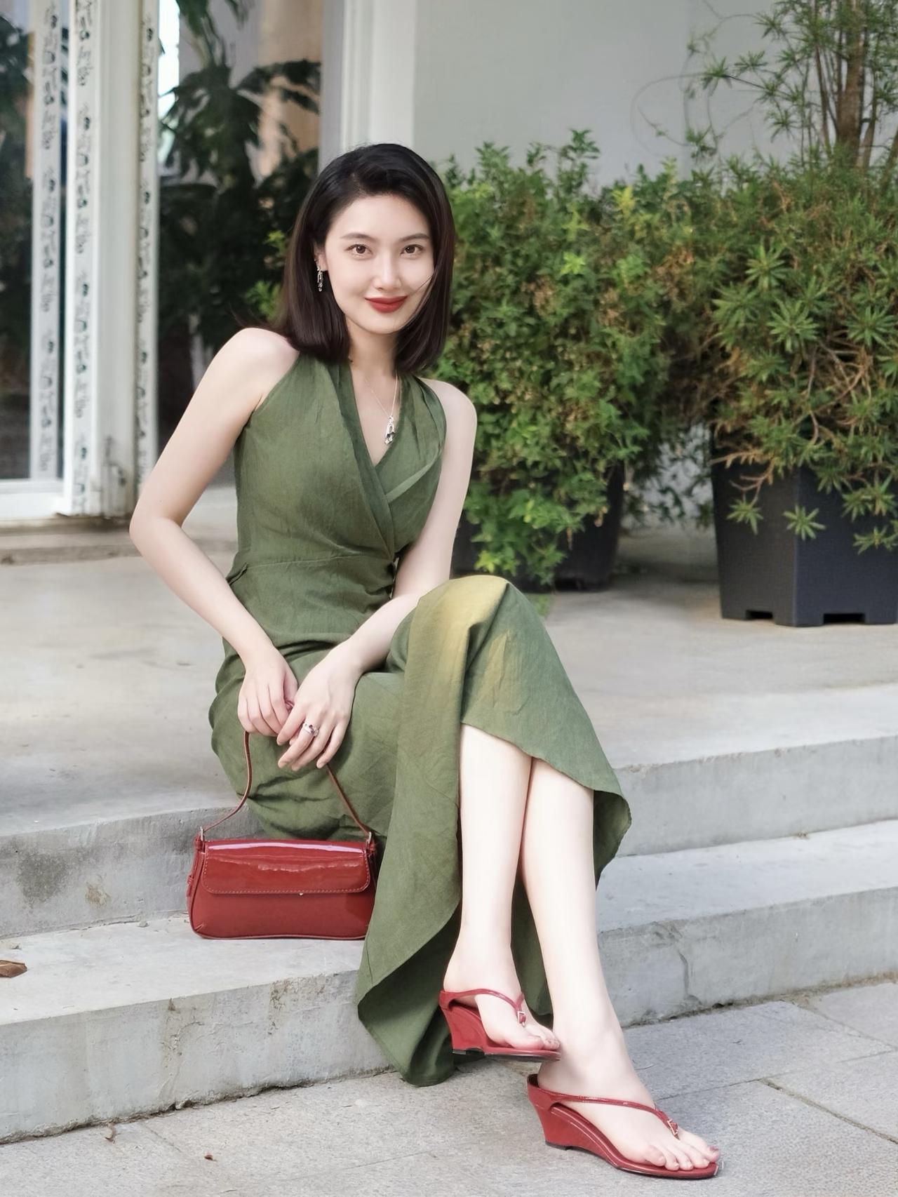 美女的美丽体现在何处呢？漂亮的绿色无袖连衣裙，令美女看上去非常优雅，漂亮！