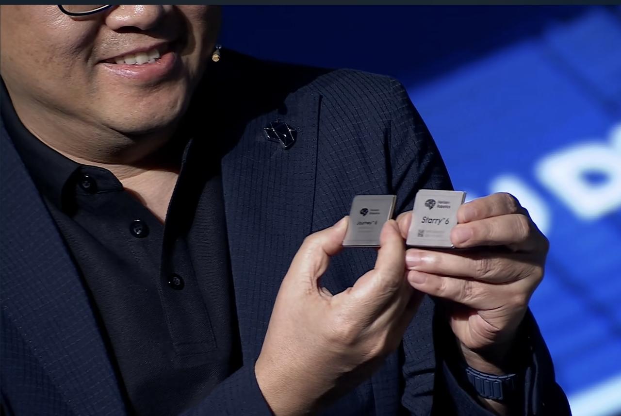 我是真觉得地平线余凯博士的台上能力，从演讲内容到手势仪态，甚至细节到眼神，都是汽