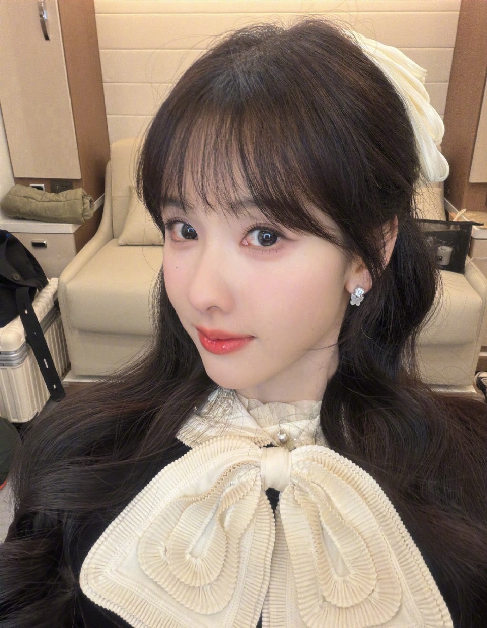 嘟嘟刘海改了额，造型师终于舍得还我们白幼薇阳间妆发了，铃铛们一定要盯好… 