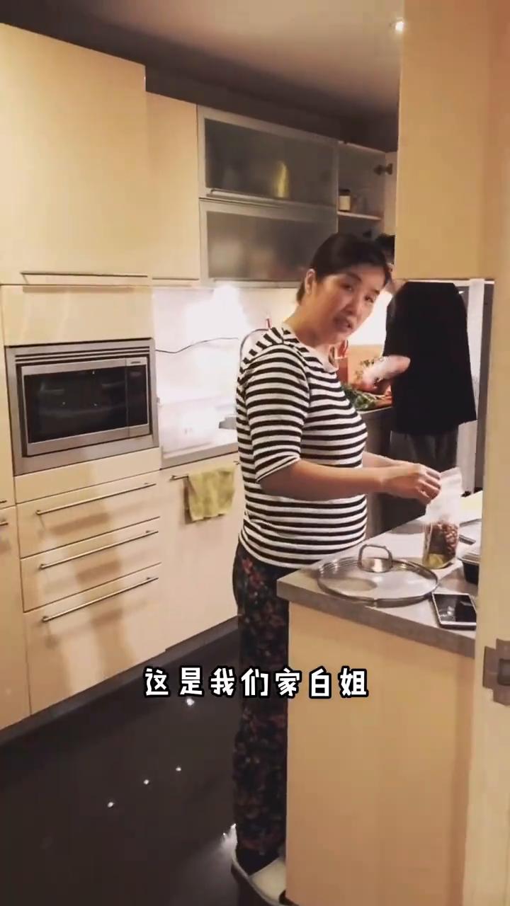 哈喽宝子们，这是我今天的样子，现在去看看巴图在干嘛。这是我们家小宝的画画墙，他好