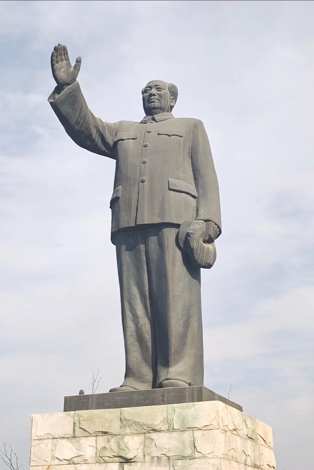 这是开封空分厂的教员像，空分厂即开封空分设备厂，该厂创办于1958年，设有厂区、