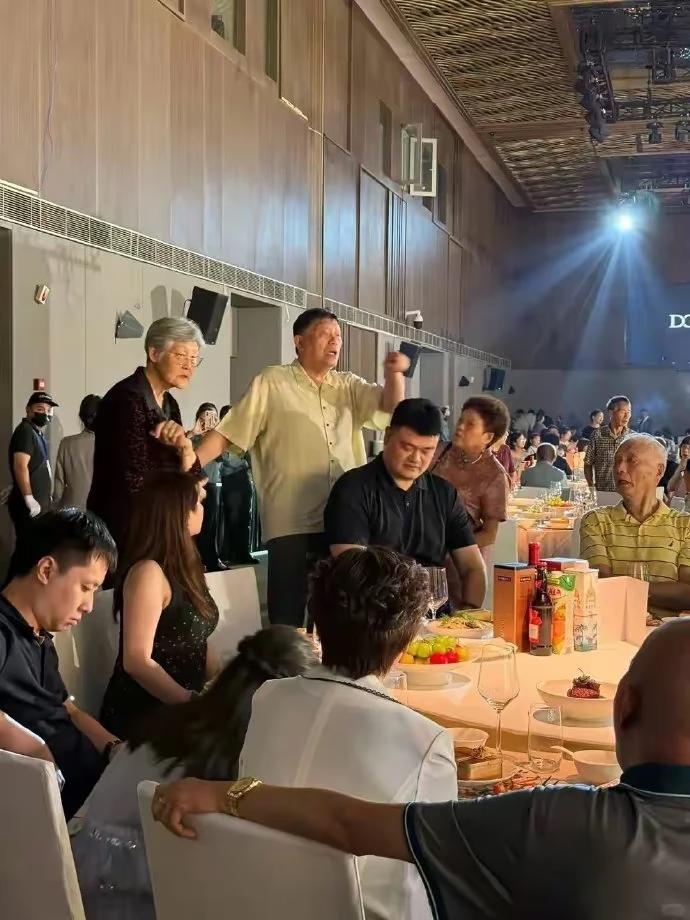 姚明终于可以安静的陪家人一起参加家族婚礼！

姚明近日和家人一起出现在了一场婚礼
