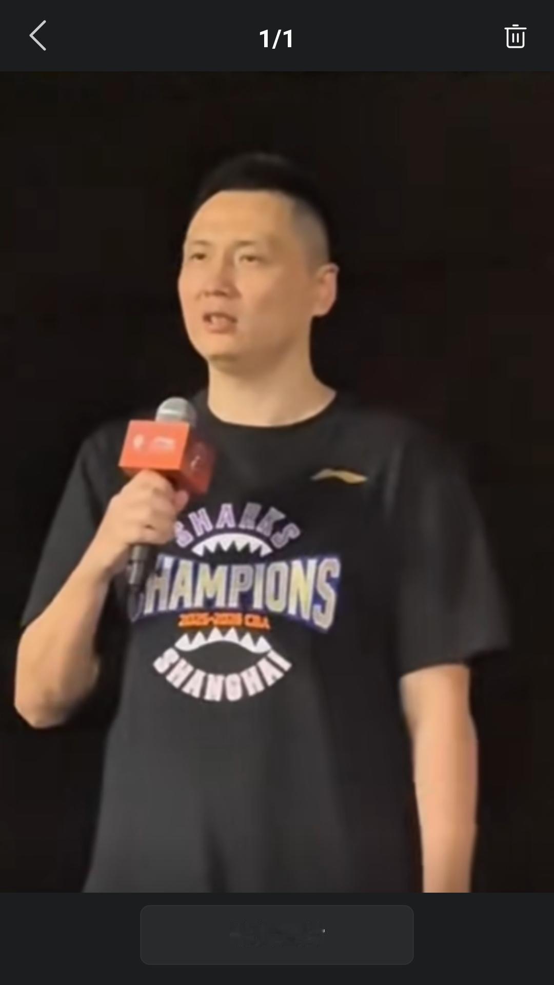 【昨天上海久事男篮球迷见面会在上海进行，期间上海队主教练卢伟接受了媒体采访。】卢
