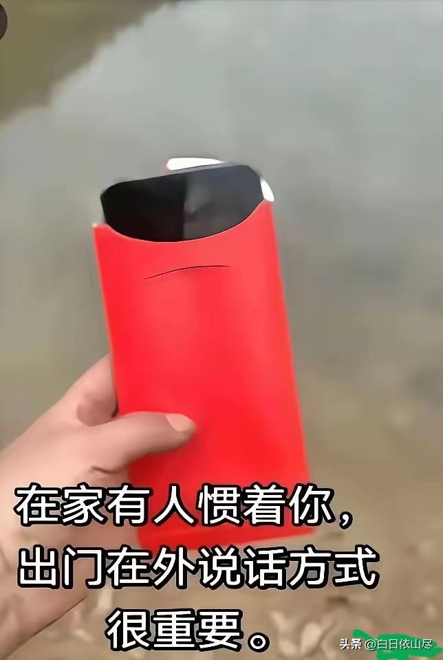 最近一位大爷在卫生间捡到台手机，他本想着等失主打电话来，约个地方还回去。结果对方