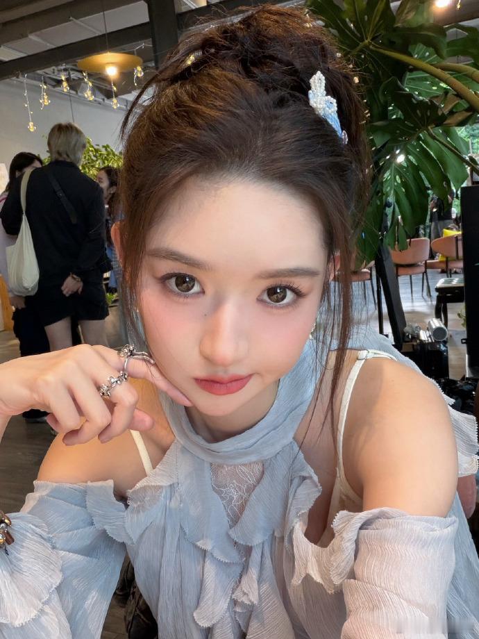 王玉雯y2k编发王玉雯y2k编发造型 y2k编发好酷，很适合她 ​​​