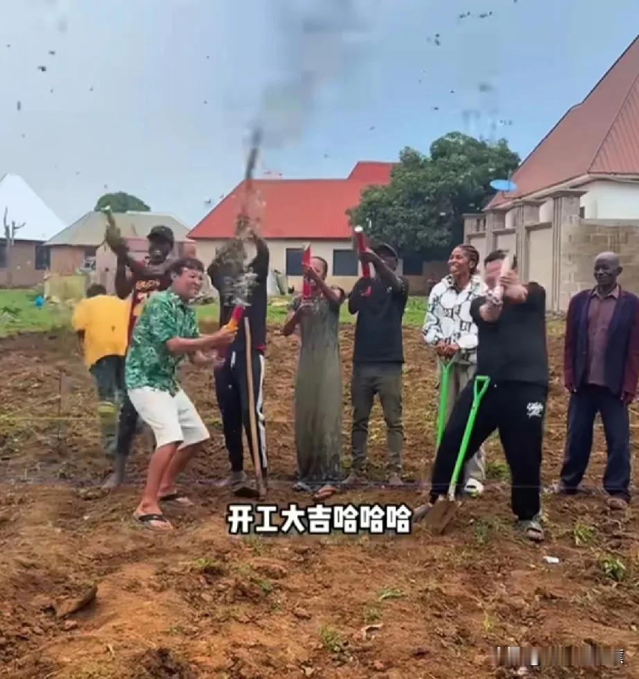 拉乌和菲利斯姐妹俩在坦桑尼亚娘家合伙开的超市已动土建房，光头强还按照国内习俗为其