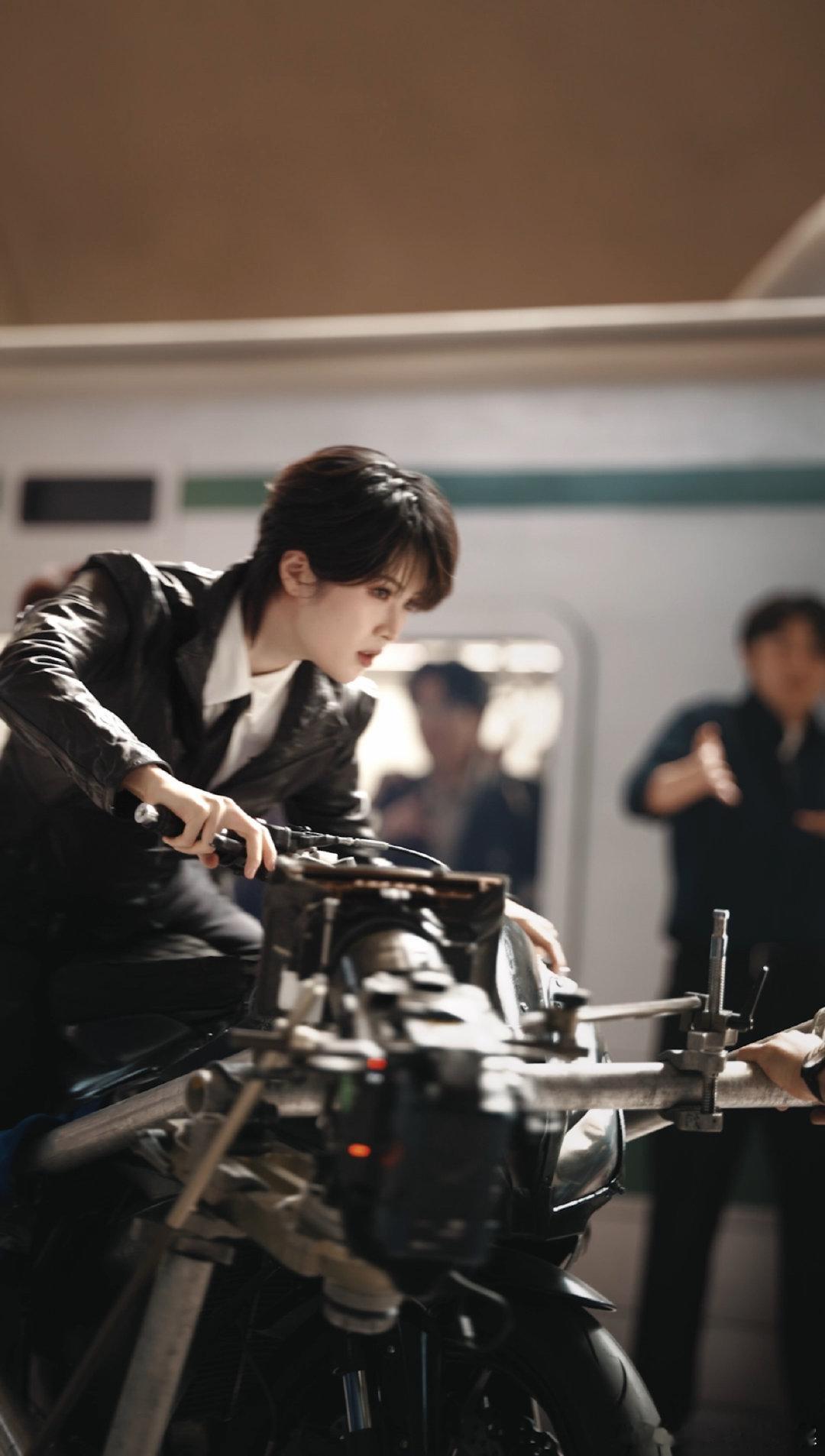 姚安娜王安宇合体代言新手机 新手机找姚安娜和王安宇一起代言，这个决定真的太聪明了