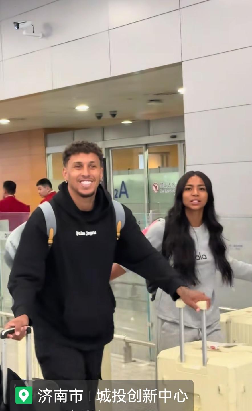 克雷桑回来了，和他女友一块回来的 ，将前往海口和泰山队汇合，U23国足也回来了，