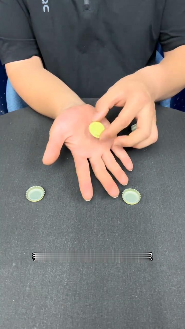 吃饭时遇到高手，瓶盖瞬间移动。
大家好，这里有4枚瓶盖，接下来像这样轻轻的摩擦，